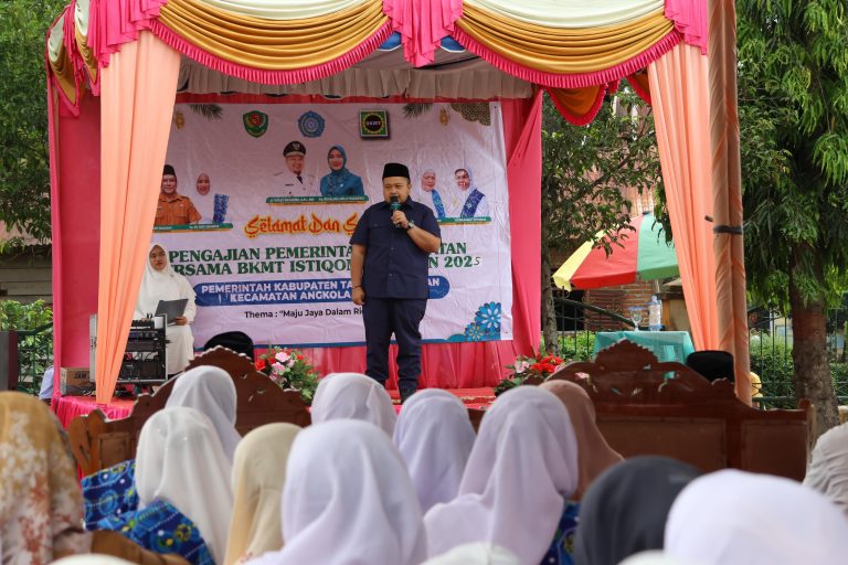 Bupati Dolly Pasaribu Hadiri Pengajian BKMT di Angkola Muara Tais